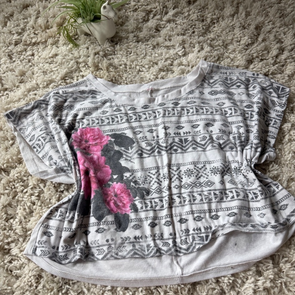Chic Women's Short Sleeve Top with Gray and Pink Floral Design. Add a touch of e - Picture 2 of 5